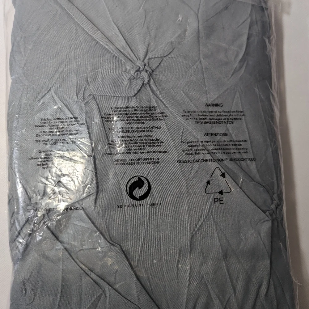 NEW- Size Twin Vaulia Soft Microfiber Pinch Pleat Duvet Cover Set (1 Pillowcase)